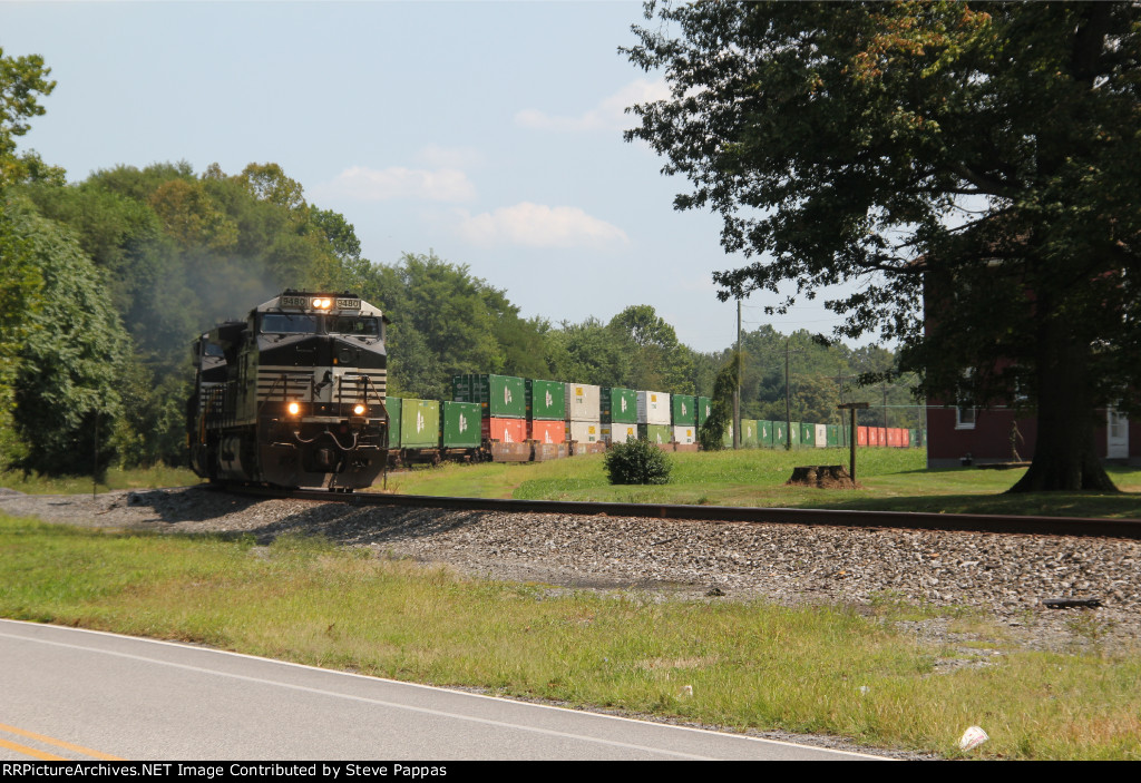 NS 9480 leads the westbound train 203
